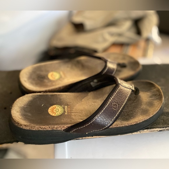 earth shoes flip flops